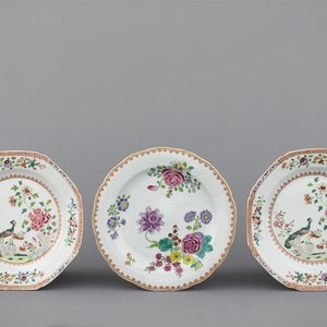 Lot van 3 borden in Chinees porselein, famille rose, Qianlong, 18e eeuw — foto 1