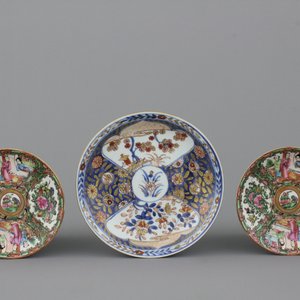 Lot van 3 borden in Chinees porselein, Imari en Kanton, 18e-19e eeuw — foto 1