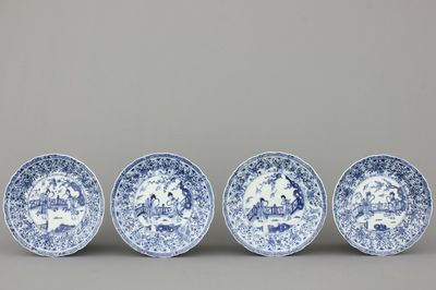 Lot van 4 blauw en witte borden in Chinees porselein met dames in tuin, Kangxi, vroeg 18e eeuw
