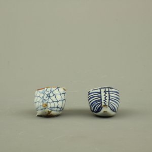 Lot van 4 blauw en witte en mangaan Delftse miniatuur schoentjes, 18e eeuw — foto 3