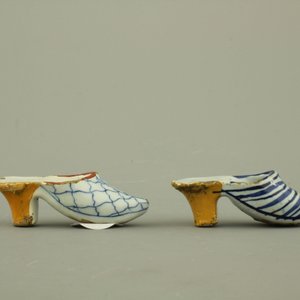 Lot van 4 blauw en witte en mangaan Delftse miniatuur schoentjes, 18e eeuw — foto 4