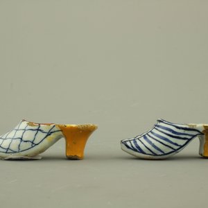 Lot van 4 blauw en witte en mangaan Delftse miniatuur schoentjes, 18e eeuw — foto 6