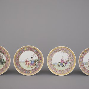 Lot van 4 Chinese borden met dames in tuin, famille rose, 20e eeuw — foto 3