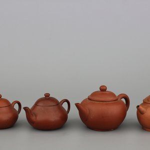 Lot van 4 kleine Chinese Yixing theepotjes, laat Qing, 20e eeuw — foto 2