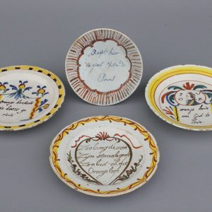 Lot van 4 polychrome koninklijke orangistische Delftse tekstborden, 17e-18e eeuw — foto 1