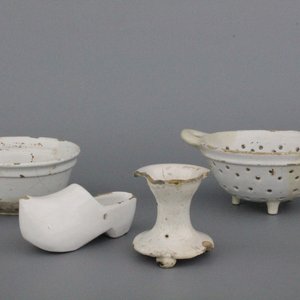 Lot van 4 stukken wit Delfts aardewerk, 18e-19e eeuw — foto 1