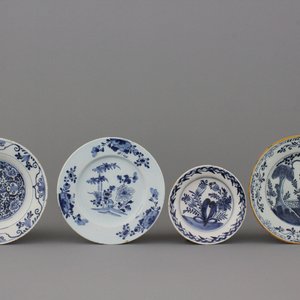 Lot van 4 verschillende blauw en witte Delftse borden, 18e eeuw — foto 1