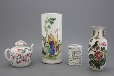 Lot van 4 verschillende voorwerpen in Chinees porselein, 19e en 20e eeuw