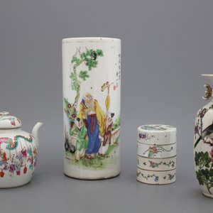 Lot van 4 verschillende voorwerpen in Chinees porselein, 19e en 20e eeuw — foto 1
