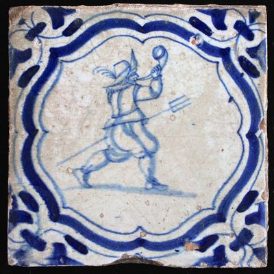 Lot van 5 blauw en witte Delftse tegels, met verschillende afbeeldingen van soldaten, 1e helft 17e eeuw