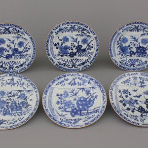 Lot van 6 blauw en witte borden in Chinees porselein met bloemen op 'perkamentrol', 18e eeuw — foto 1