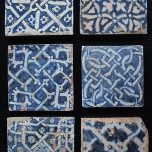 Lot van 6 blauw en witte Manises tegels, 15e eeuw — foto 1
