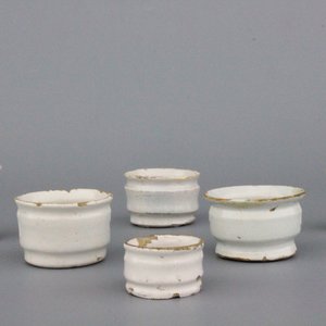 Lot van 6 kleine Delftse zalfpotjes, 17e-18e eeuw — foto 1