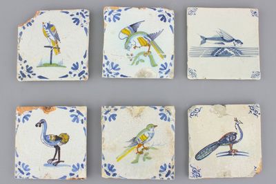 Lot van 6 polychrome en blauw en witte Delftse tegels, 17e eeuw