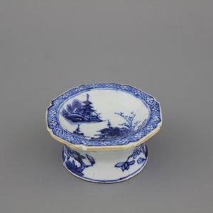 Lot voorwerpen in Chinees porselein: zoutvat, theepot en een paar vazen, 18e-19e eeuw — foto 2