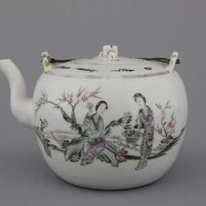 Lot voorwerpen in Chinees porselein: zoutvat, theepot en een paar vazen, 18e-19e eeuw — foto 3