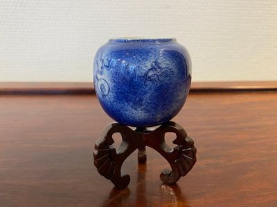 Mangeoire d'oiseaux en porcelaine de Chine à décor d'un dragon sur fond bleu poudré, 19ème — photo 1