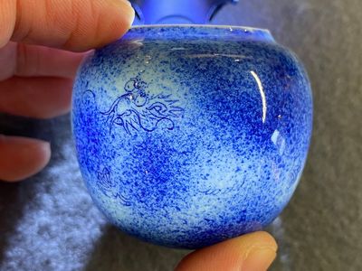 Mangeoire d'oiseaux en porcelaine de Chine à décor d'un dragon sur fond bleu poudré, 19ème — photo 11