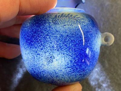 Mangeoire d'oiseaux en porcelaine de Chine à décor d'un dragon sur fond bleu poudré, 19ème — photo 12