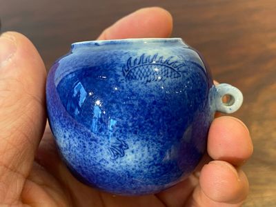 Mangeoire d'oiseaux en porcelaine de Chine à décor d'un dragon sur fond bleu poudré, 19ème — photo 6