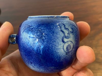 Mangeoire d'oiseaux en porcelaine de Chine à décor d'un dragon sur fond bleu poudré, 19ème — photo 8