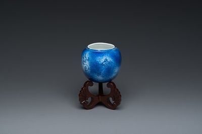 Mangeoire d'oiseaux en porcelaine de Chine à décor d'un dragon sur fond bleu poudré, 19ème
