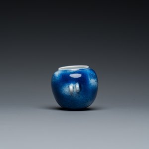 Mangeoire d'oiseaux en porcelaine de Chine à décor d'un dragon sur fond bleu poudré, 19ème — photo 4