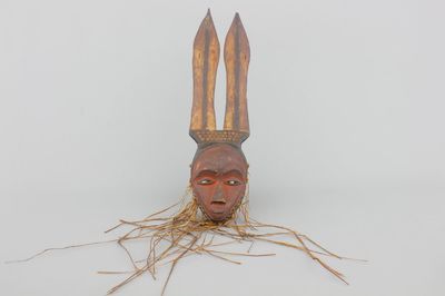 Masque africain en bois sculpté avec raphia, Pende de l'Est, début-moitié 20e