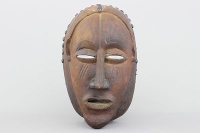 Masque africain en bois sculpté, éventuellement Holo, début-moitié 20e