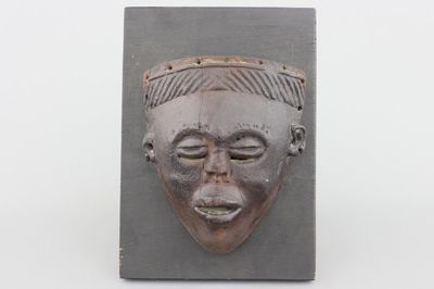 Masque africain en bois sculpté monté sur panneau en bois, Chowke, début-moitié 20e