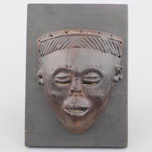 Masque africain en bois sculpté monté sur panneau en bois, Chowke, début-moitié 20e — photo 1