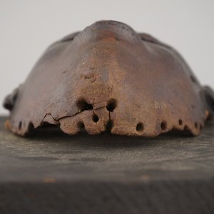 Masque africain en bois sculpté monté sur panneau en bois, Chowke, début-moitié 20e — photo 2
