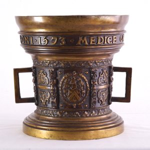 Massieve bronzen gepatineerde vijzel met inscriptie, gedateerd 1573, 19e eeuw — foto 3