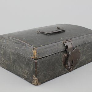 Met leder bekleed documentenkistje met hartvormig slot, 17e-18e eeuw — foto 1