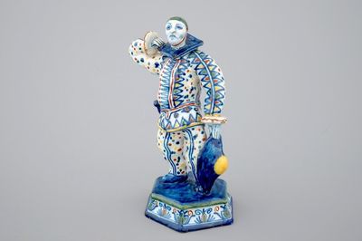 Modèle d'un Harlequin de la Commedia dell'arte en faïence polychrome de Delft, 19ème