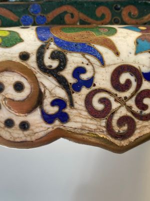 Modèle d'un mouton debout en émaux cloisonnés sur socle de forme rectangulaire à inscription arabe, Chine, Qing — photo 21