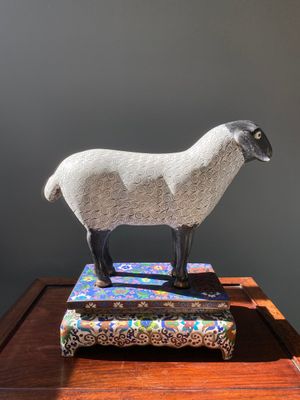 Modèle d'un mouton debout en émaux cloisonnés sur socle de forme rectangulaire à inscription arabe, Chine, Qing — photo 3