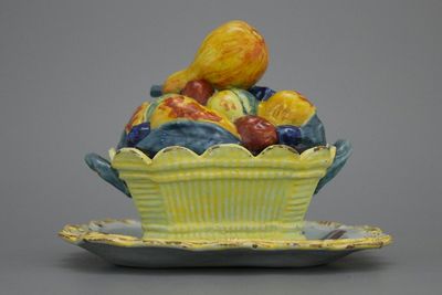 Mooi Delfts polychroom botervlootje in de vorm van een fruitmandje, 18e eeuw