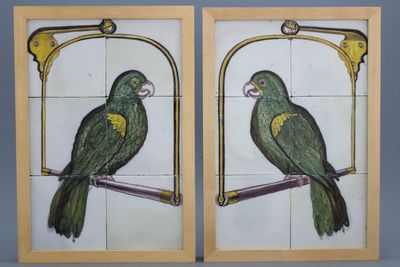 Mooi paar Delftse polychrome tegeltableaus, met papegaaien, vermoedelijk Rotterdam fabriek Aalmis, 18e eeuw