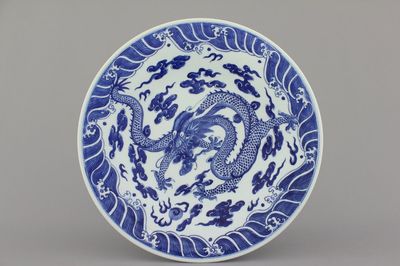 Mooie grote blauw en witte drakenschotel in Chinees porselein, 19e eeuw