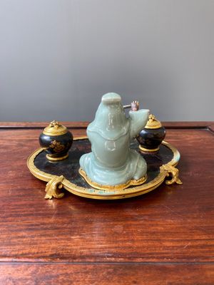 Nécessaire de bureau en bois laqué et peint, bronze doré et porcelaine céladon de Japon, France, fin du 18ème — photo 3