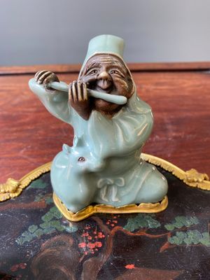Nécessaire de bureau en bois laqué et peint, bronze doré et porcelaine céladon de Japon, France, fin du 18ème — photo 5