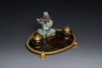 Nécessaire de bureau en bois laqué et peint, bronze doré et porcelaine céladon de Japon, France, fin du 18ème