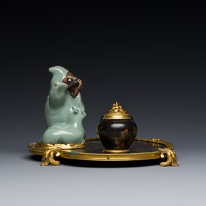 Nécessaire de bureau en bois laqué et peint, bronze doré et porcelaine céladon de Japon, France, fin du 18ème — photo 9