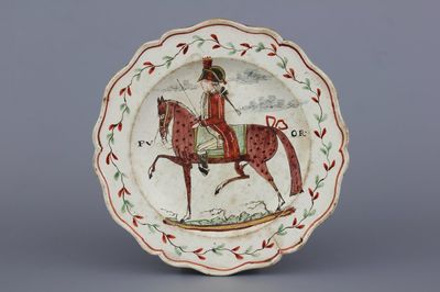 Nederlands beschilderd Engels orangistisch 'creamware' bord met portret van een koninklijk ruiter, Leeds, 18e eeuw