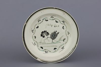 Nederlands beschilderd Engels orangistsich 'creamware' bord met hond en inscriptie, Leeds, 18e eeuw