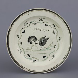 Nederlands beschilderd Engels orangistsich 'creamware' bord met hond en inscriptie, Leeds, 18e eeuw — foto 1