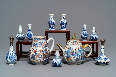Negen blauw-witte Chinese miniatuur vaasjes, een Chinese 'Amsterdams bont' theepot en een melkkan, Kangxi en later