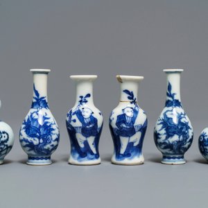 Negen blauw-witte Chinese miniatuur vaasjes, een Chinese 'Amsterdams bont' theepot en een melkkan, Kangxi en later — foto 6