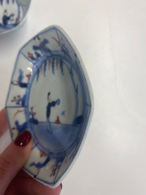 Negen Chinese blauw-witte, famille rose en Imari-stijl koppen en schotels, Kangxi/Qianlong — foto 12